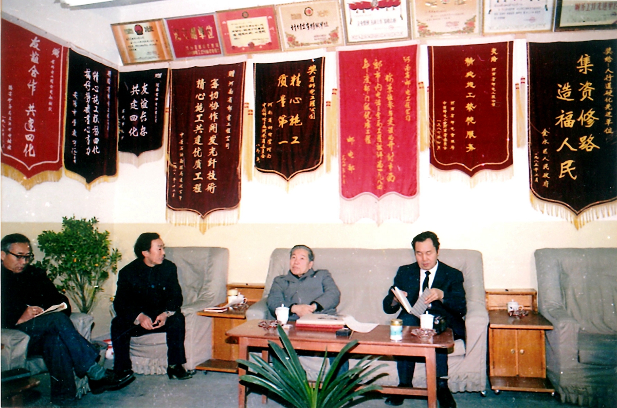 1990年，時任郵電部部長楊泰芳（中）蒞臨公司考察指導工作，省局領導師繼先（右）、公司領導鄭方中（左）在匯報工作。.jpg
