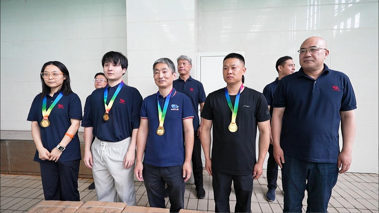 05公司副總經(jīng)理荊旭慶為榮獲第二名的：投標中心王潤龍、平頂山分公司朱筱萌、焦作分公司何博博、AI中心趙國綱 頒獎表彰.jpg