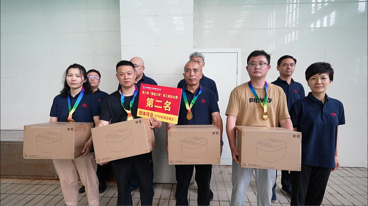 08公司工會主席、副總經(jīng)理時群英為榮獲450米接力項目第二名的：第十三分工會（焦作分公司）頒獎表彰.jpg