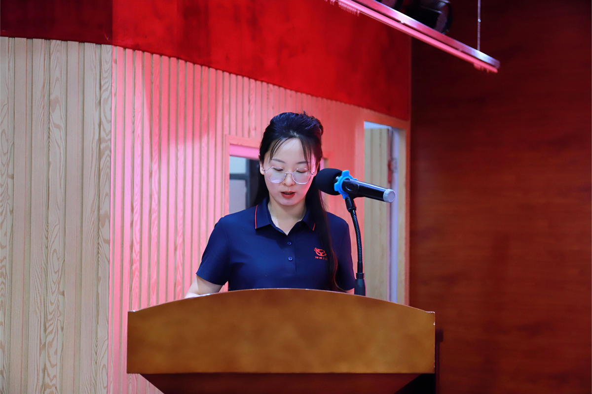 12-市場部田歡歡 代表年度優(yōu)秀通訊員發(fā)言.jpg