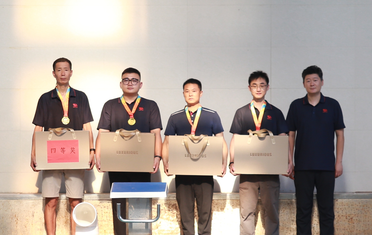 05-公司工會主席、副總經(jīng)理彥祺為榮獲個人項目第四名的：中誠服務(wù)公司劉海青、信陽分公司倪國寶、焦作分公司何博博、福之匯公司侯松波 頒獎表彰.JPG