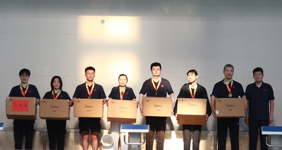 06-公司工會主席、副總經(jīng)理彥祺為榮獲個人項目第三名的：投標中心王潤龍、中誠服務(wù)公司邵巍、信息通信設(shè)計院張宇、焦作分公司劉杰、研發(fā)二中心海天陽、正華電訊公司董佳藝、商務(wù)部張瑞通 頒獎表彰.JPG