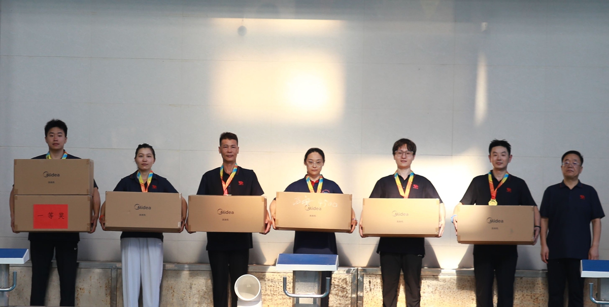 08-公司副總經(jīng)理辛改成為榮獲個人項目第一名的：第一工程公司孫奧、焦作分公司劉杰、中誠服務(wù)公司余林、平頂山分公司朱筱萌、投標中心王潤龍、福之匯公司李森 頒獎表彰.JPG